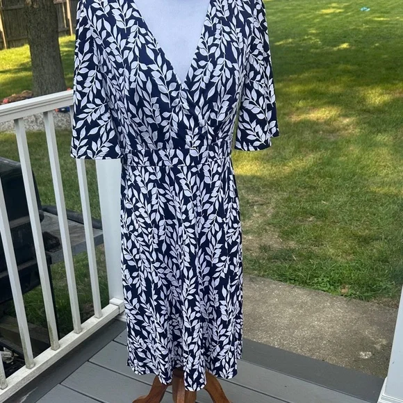 Jessica Howard | Dresses | Elegant Blue And White Leaf Print Dress |  Poshmark
